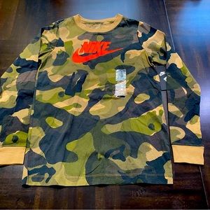 The Nike Tee Standard Fit Long Sleeve Shirt Size Large